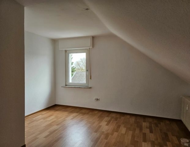 Moderne Dachgeschosswohnung im Grünen - Photo 1