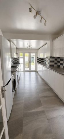 3 bedroom terraced house to rent - Photo 4