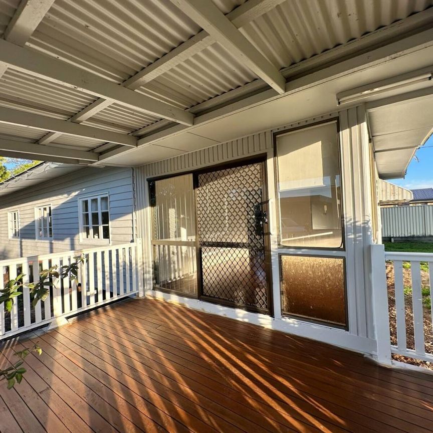 Charming Timber Home of Roughly 800sqm block - Photo 1