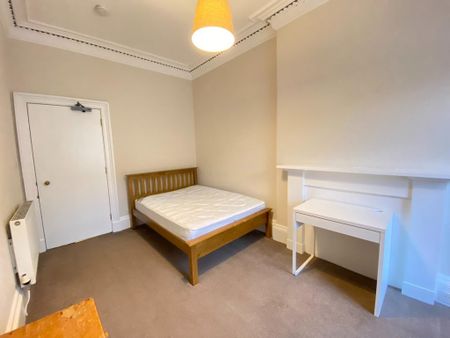 4 bedroom flat to rent - Photo 4