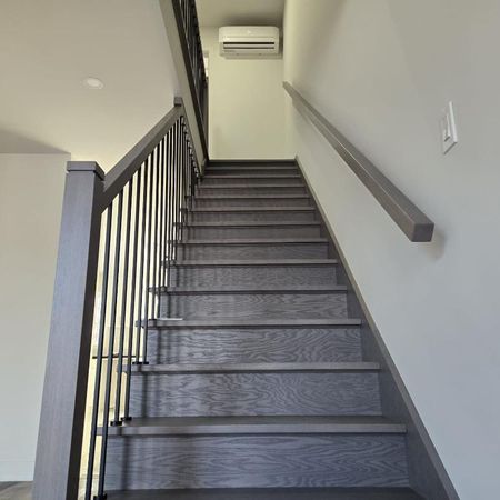 Grand 4 ½ sur 2 étages, 1218 pieds carrés, avec 2 grandes chambres, comme une maison de ville! - Photo 4