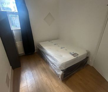 Room in a Shared House, Chatfield Road, CR0 - Photo 1