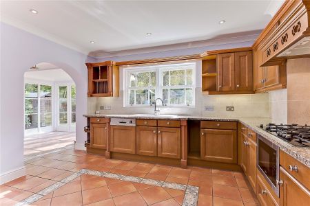 Sandringham Park, Cobham, KT11 - Photo 5