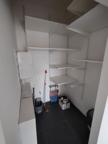 Recent vernieuwd, 2 slaapkamer appartement met garage. - Photo 3