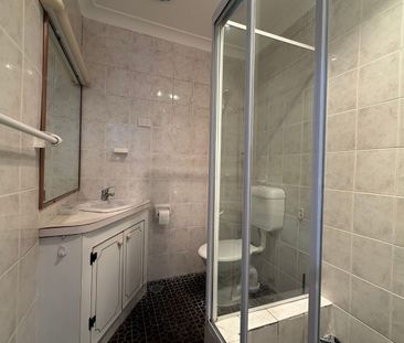 NEWLY RENOVATED 3-BEDROOM FAMILY HOME WITH POOL! - Photo 5