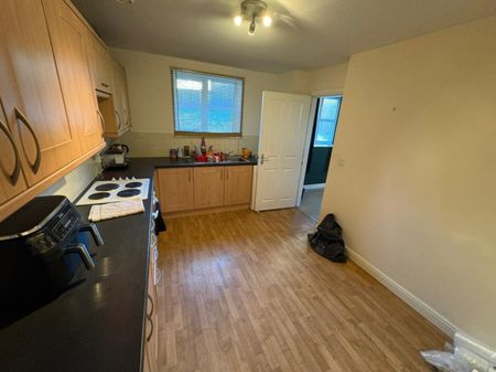 2 bed Flat - To Let - Photo 5