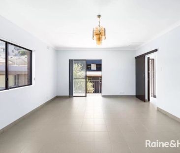 House with 4 bedrooms, 1 bathroom & parking for 1 car - Photo 3