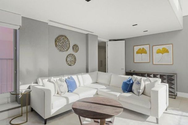 3 bedroom flat with 1 reception and 4 bathrooms in Mayfair, W1K - Photo 1