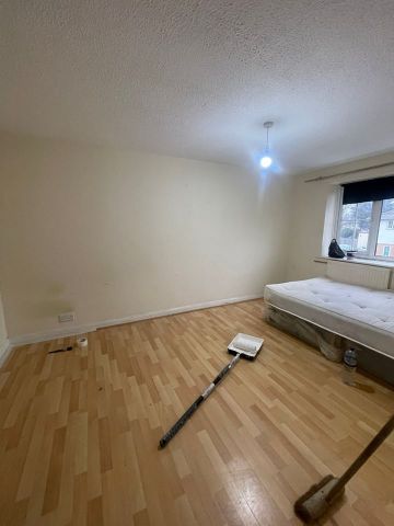 3 Bed Terraced House, Daffodil Gardens, IG1 - Photo 3