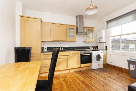 Top floor 3 bedroom property with roof terrace located close to Northern Line - Photo 4