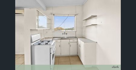 Fantastic Size One Bedroom Apartment - Central Location - Photo 4