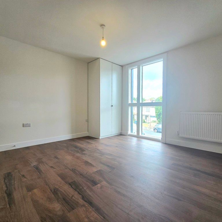 4 Bedroom Apartment, Norbury Avenue, London - Photo 1