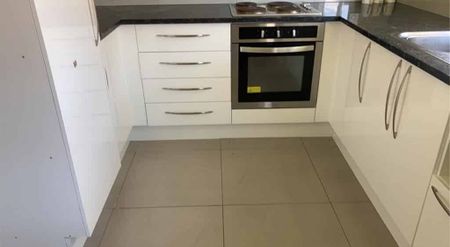 3 Bedroom Brick and Tile! - Photo 2