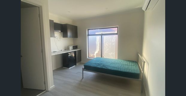 Modern furnished room with private ensuite – Prime Dandenong location - Photo 1