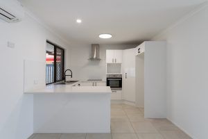 7 Kalmia Court, Elanora QLD 4221 - Photo 4