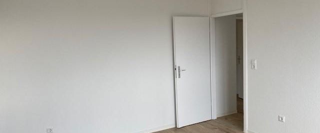 *Frisch renovierte 3-Zimmerwohnung mit Balkon und toller Aussicht* - Foto 1