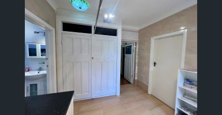 Contemporary Comfort and Convenience in One - Photo 2