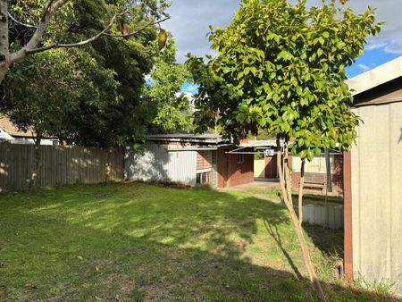 5 Roslyn Street, Burwood VIC 3125 - House For Rent | Domain - Photo 4