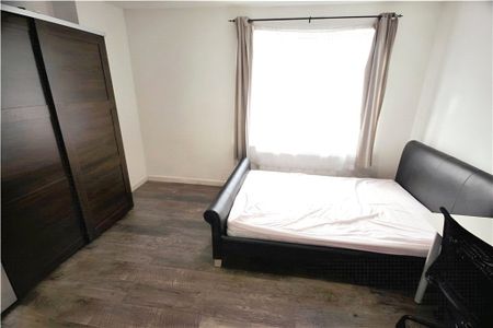 Pooley Green Road, Egham, Surrey, TW20 8AA - Photo 4