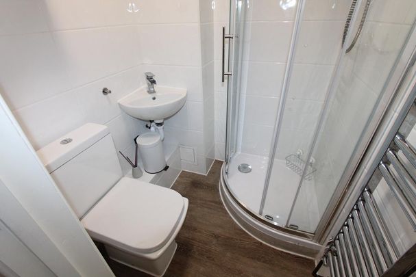 4 bedroom flat to rent - Photo 1