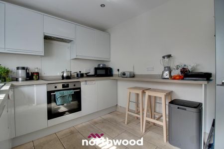 1 bedroom in a house share to rent - Photo 2