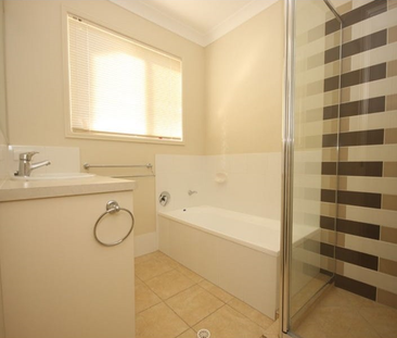 Modern Townhouse in Calamvale Prime Location! 3 Bedrooms, 2 Bathrooms! - Photo 4