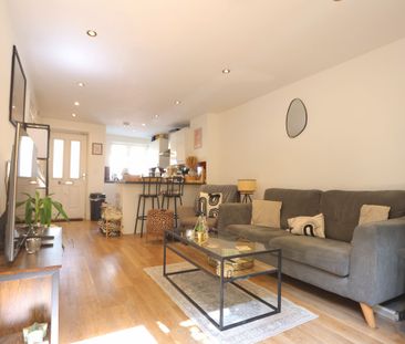 2 Bedroom Home – Professional Let - Photo 3