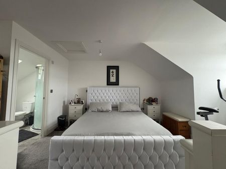 3 bed Town House - To Let - Photo 3