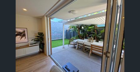 Coastal Home In The Heart of Chevron Island - Photo 4