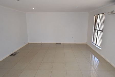 Comfortable Family Home - Photo 3