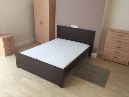 5 bedroom Flat To Let - Photo 4