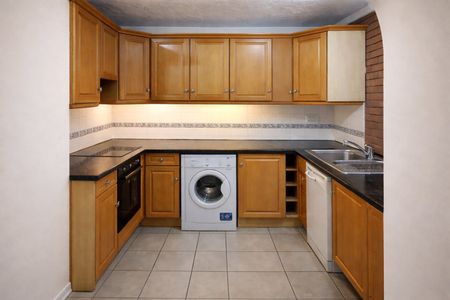 Langley Walk, Woking, Surrey, GU22 7UD - Photo 3