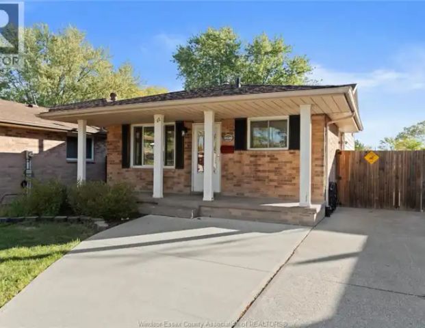 1626 COURTLAND CRESCENT | 1626 COURTLAND CRESCENT, Windsor - Photo 1