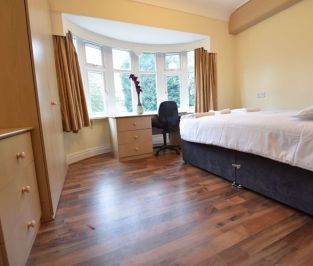 10 bedroom House in Otley Road, Leeds - Photo 6