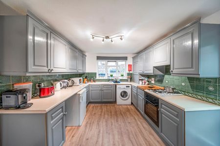 Room in a Shared House, Crossbush Road, BN2 - Photo 2