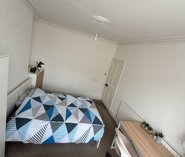 3 Bed Terraced House, Morden Road, SW19 - Photo 4