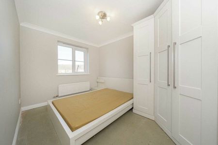 Grove Crescent, Hanworth, TW13 - Photo 4