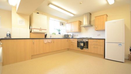 1 bedroom in a house share to rent - Photo 4