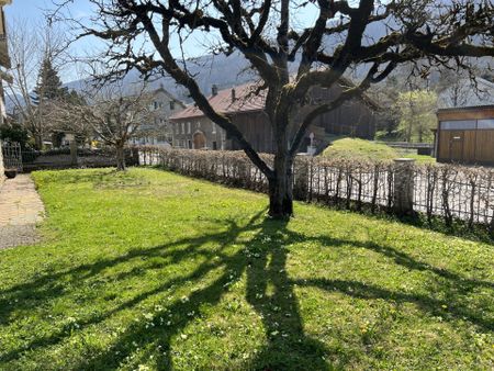 Court, joli 3 pièces avec jardin commun situé dans un quartier calme - Photo 2