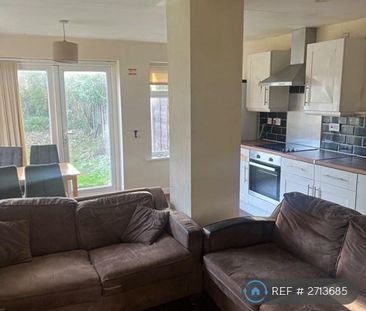 5 bedroom semi-detached house to rent - Photo 2