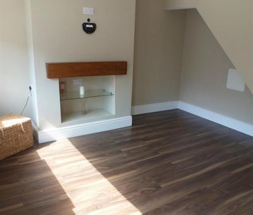 2 bedroom end of terrace house to rent - Photo 2