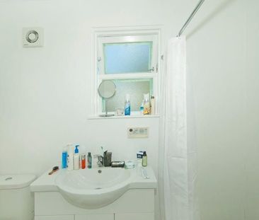 Single bedroom furnished house in Woburn - Photo 3