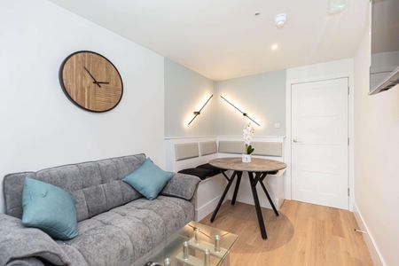 Modern Living - Large Stylish Double En-Suite Rooms Room 2 - Photo 3