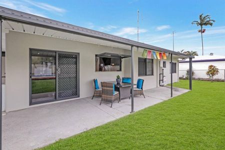 Freshly Painted Interior - Fully Tiled - Pool - Large Solar - Electric Gate - Photo 5