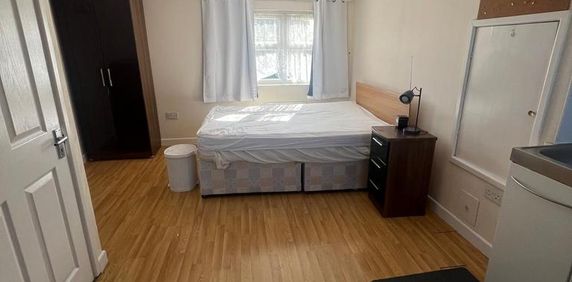 Studio to rent - Photo 2