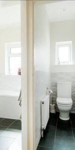 3 Bed Terraced House, Newbury Park, IG2 - Photo 4