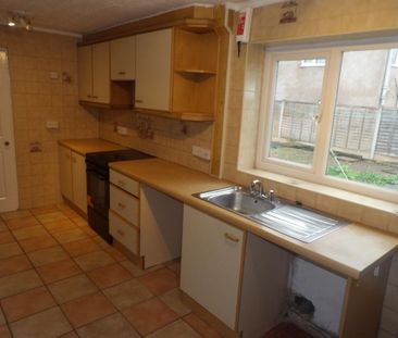 4 bedroom end of terrace house to rent - Photo 2