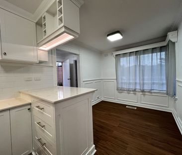 Classic 3Br Home in St Albans! - Photo 4