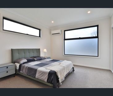 A lifestyle location and sophistication - Photo 6