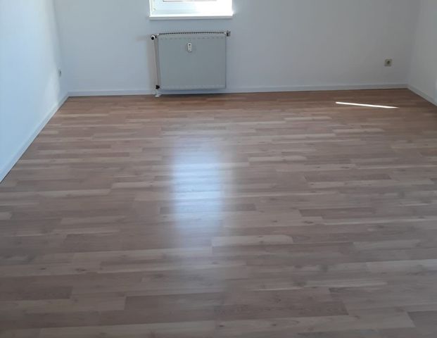 RUHIG & MIT BALKON- 2-RAUMWOHNUNG IM DACHGESCHOSS NEU VERFÜGBAR - Foto 1